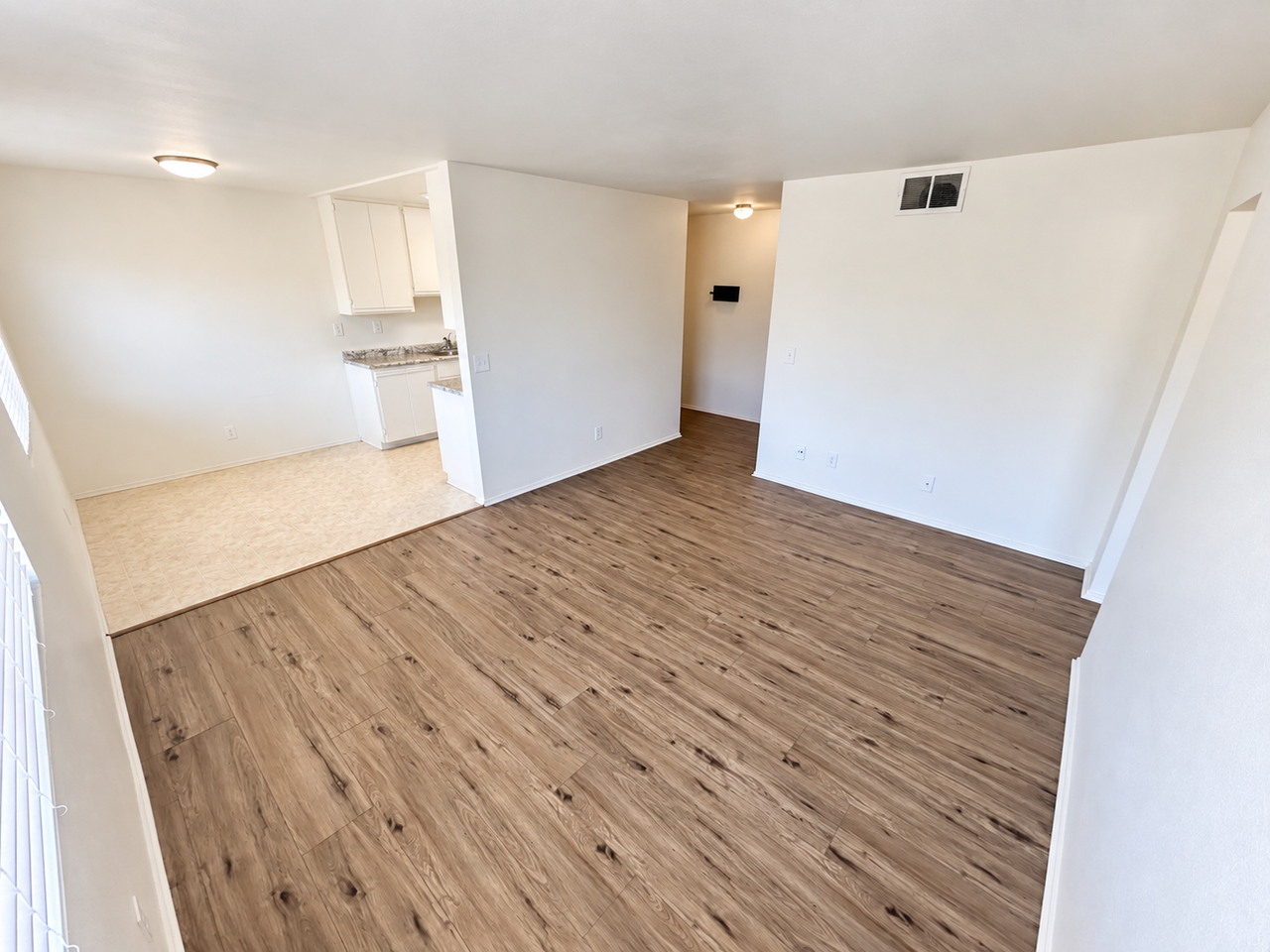 11441 Oxnard St - Photo 7 of 22