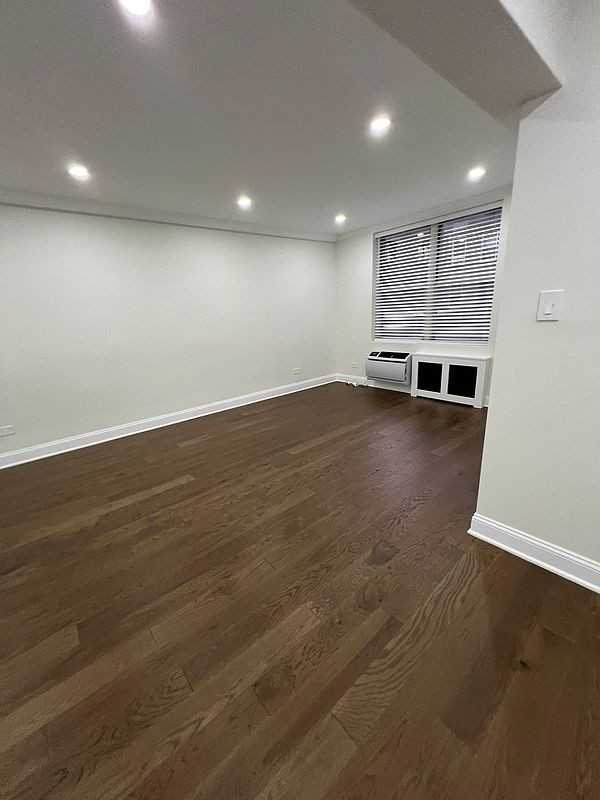 3185 Crescent St - Photo 3 of 12