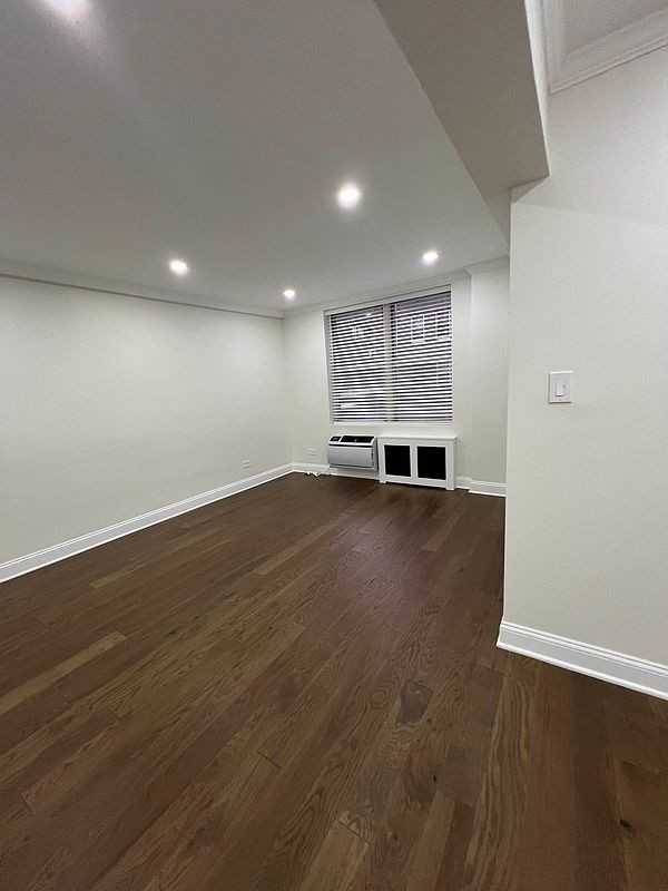 3185 Crescent St - Photo 4 of 12