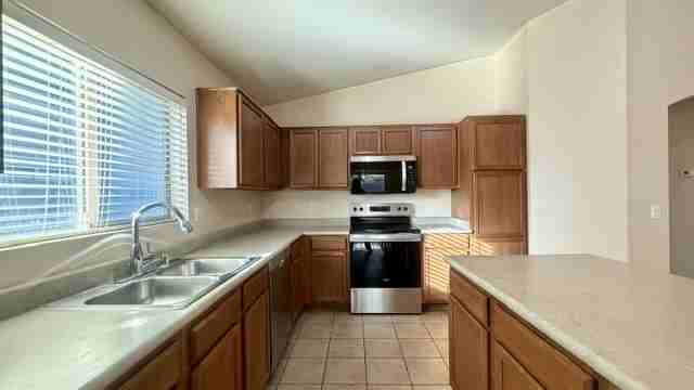 573 S 167th Dr - Photo 7 of 20