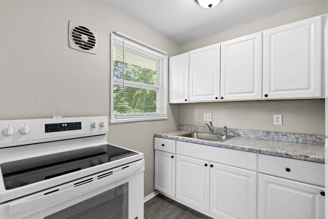5677 Parchester Dr - Photo 7 of 21