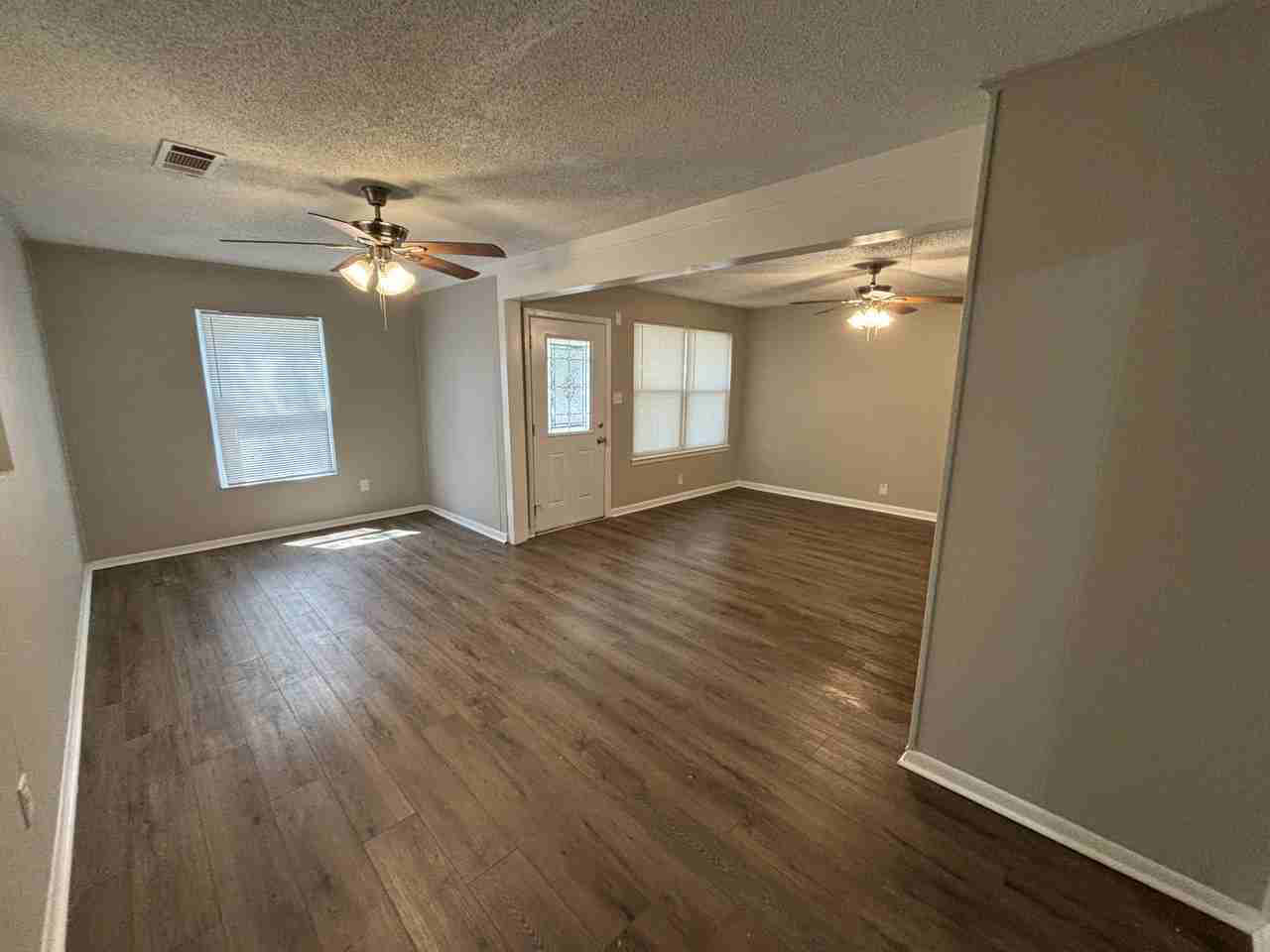 1304 Lee St - Photo 2 of 18