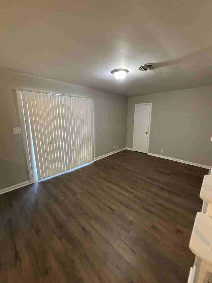 1304 Lee St - Photo 3 of 18