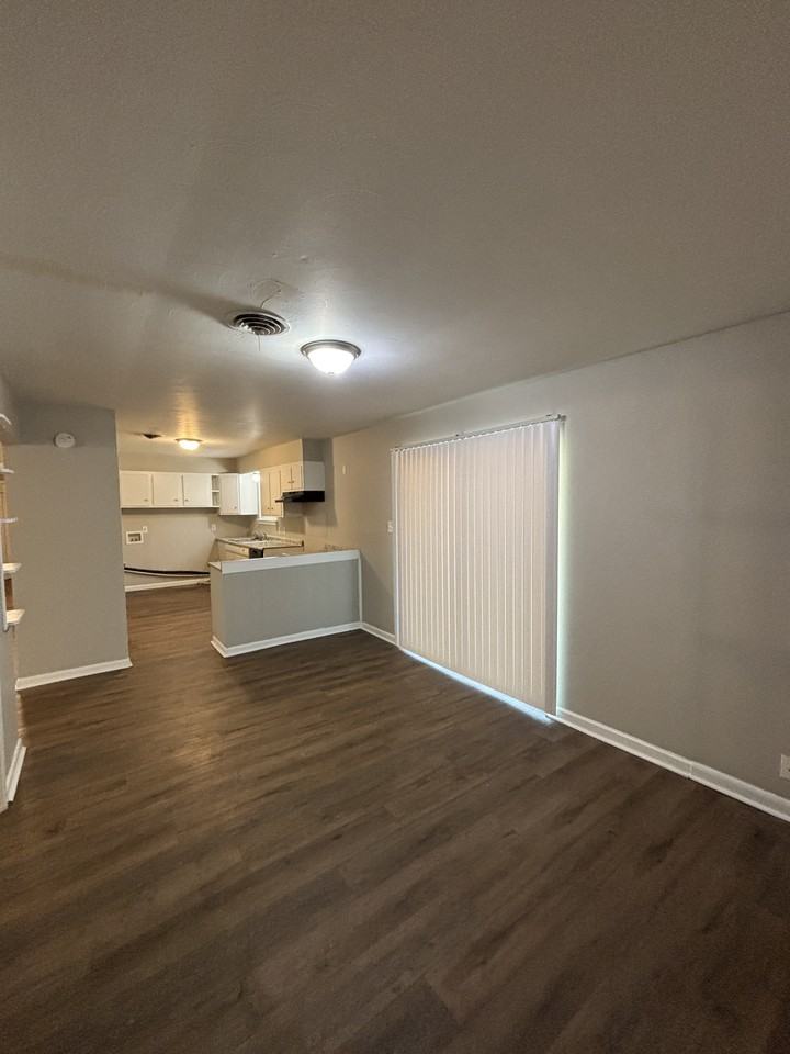 1304 Lee St - Photo 4 of 18