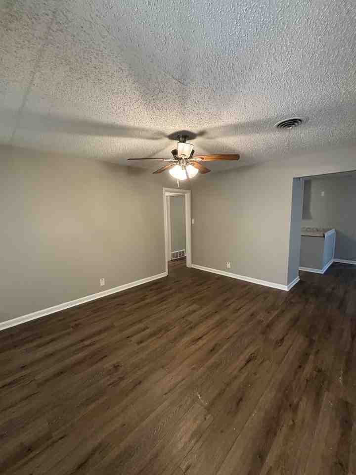 1304 Lee St - Photo 5 of 18
