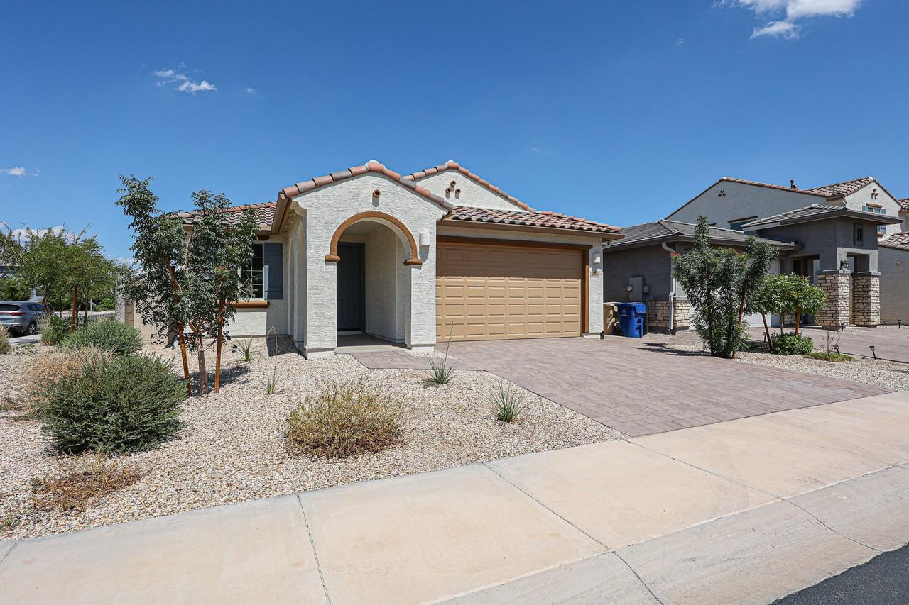 9046 W Luke Ave - Photo 4 of 39