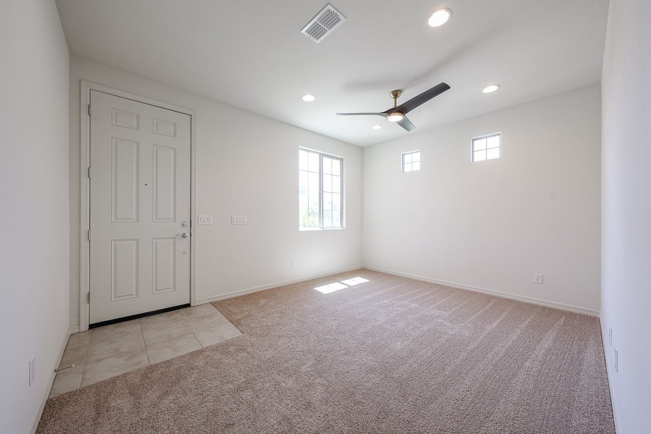 9046 W Luke Ave - Photo 5 of 39