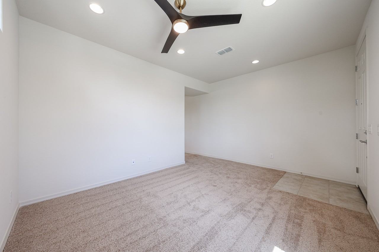 9046 W Luke Ave - Photo 7 of 39