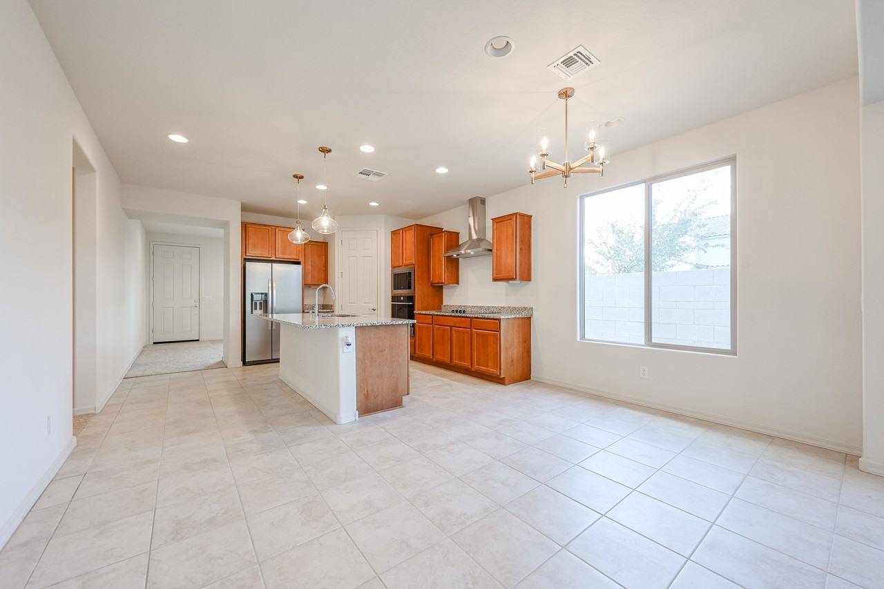 9046 W Luke Ave - Photo 7 of 34