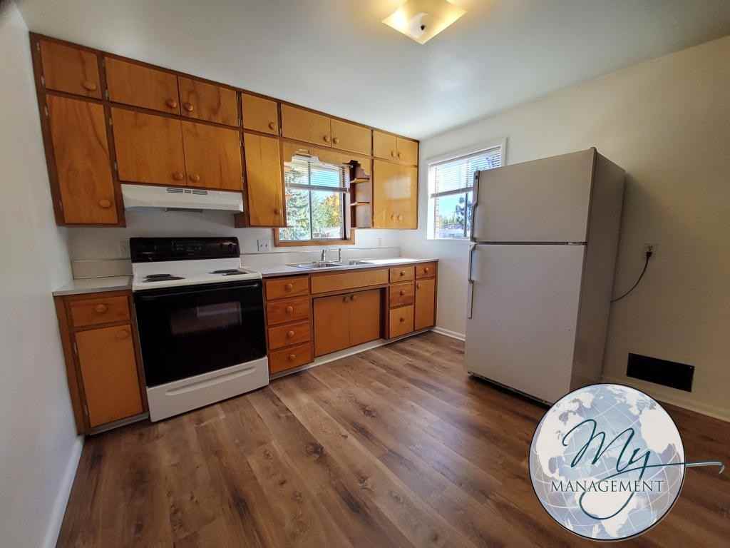 245 Locust St N - Photo 2 of 23