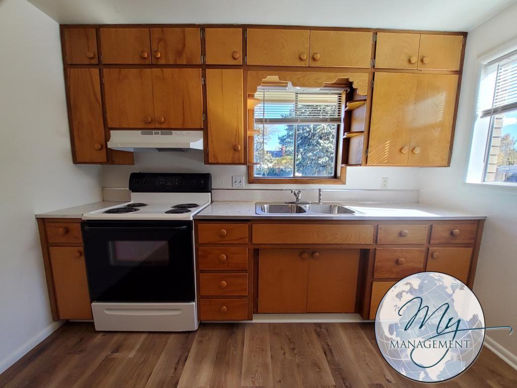 245 Locust St N - Photo 3 of 23