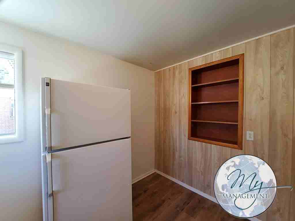 245 Locust St N - Photo 4 of 23