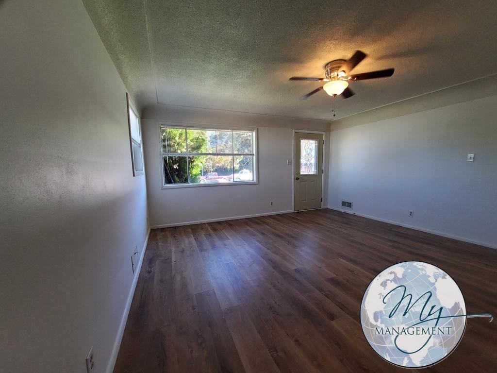 245 Locust St N - Photo 5 of 23