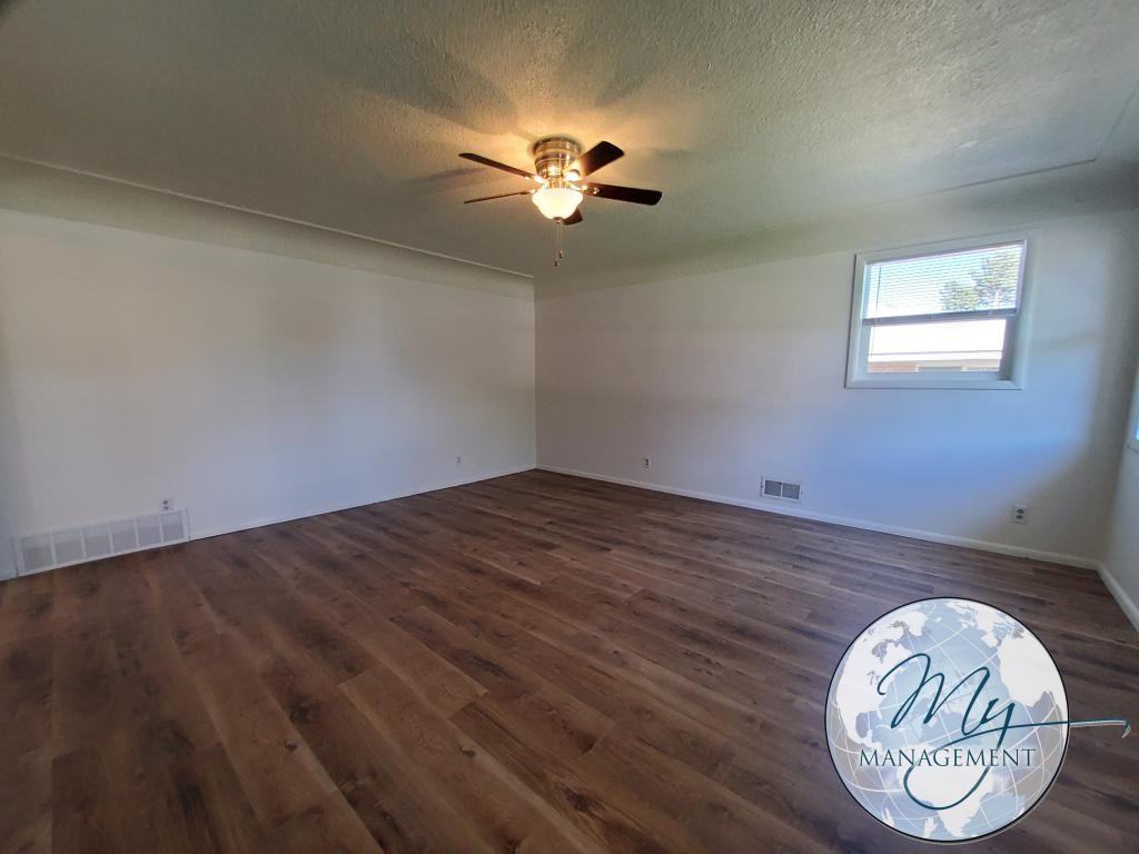 245 Locust St N - Photo 6 of 23