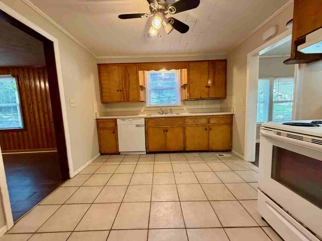 215 Brown St - Photo 4 of 39