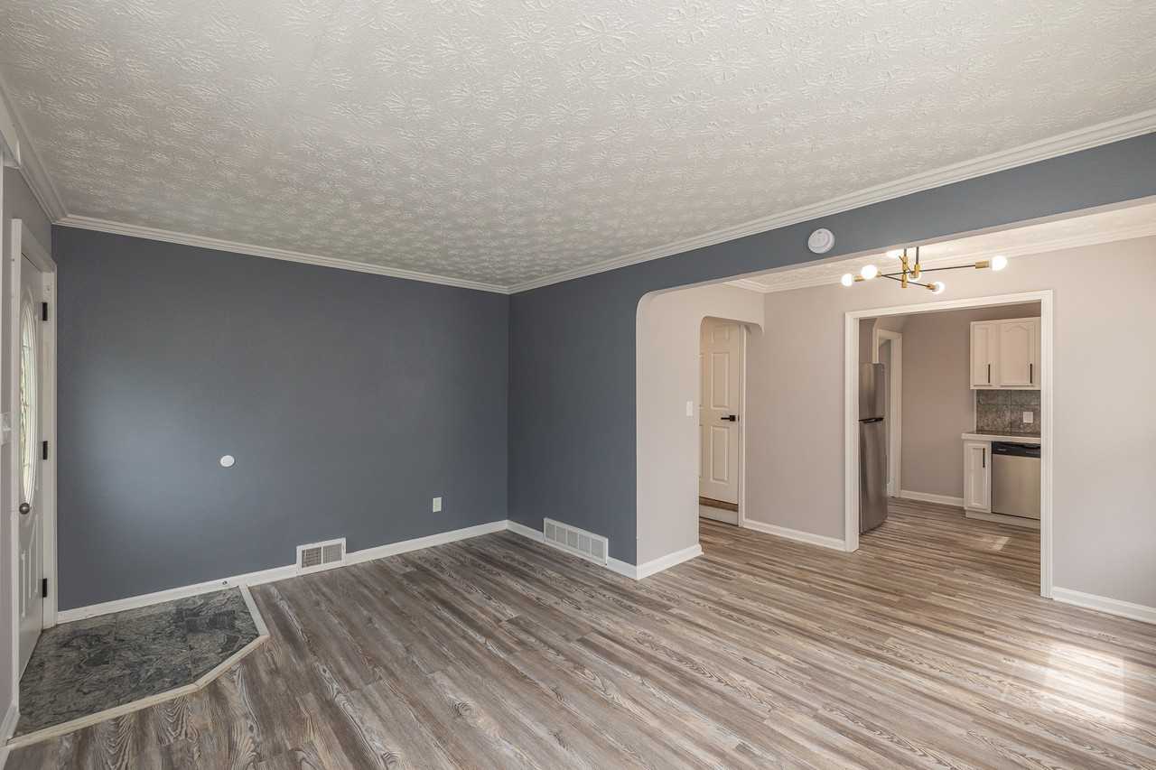 5341 Hollywood Ave - Photo 4 of 24