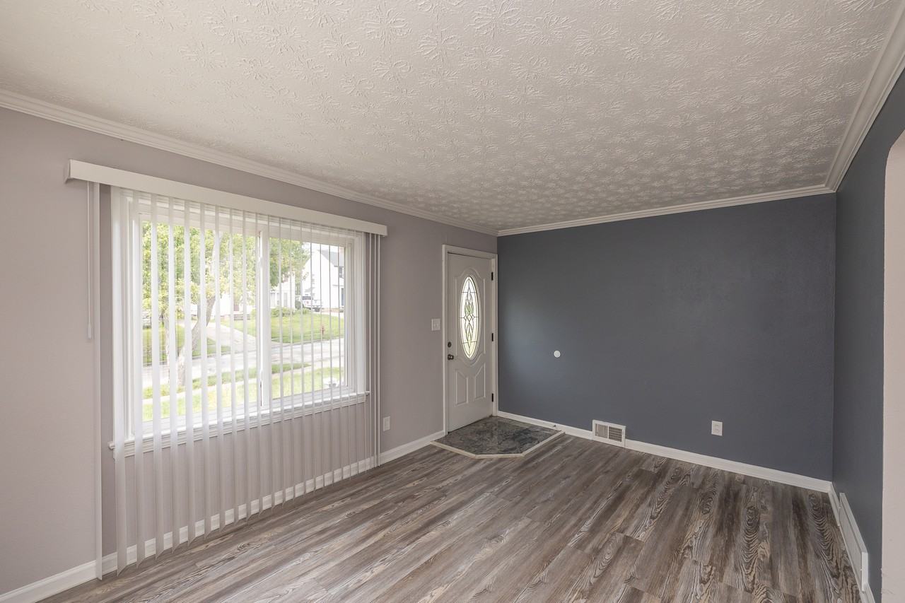 5341 Hollywood Ave - Photo 5 of 24