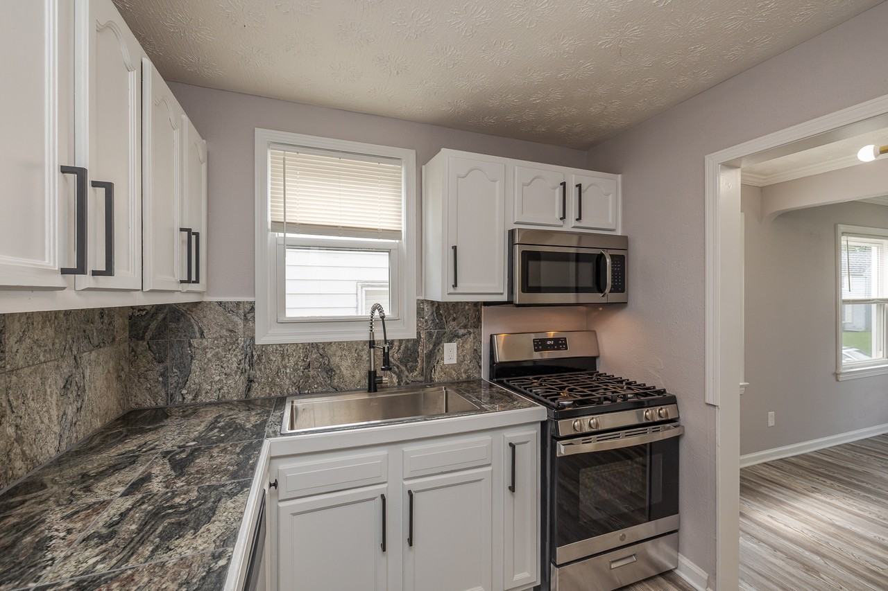 5341 Hollywood Ave - Photo 7 of 24