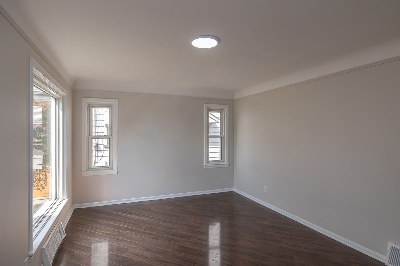11005 Brunswick Ave - Photo 3 of 26