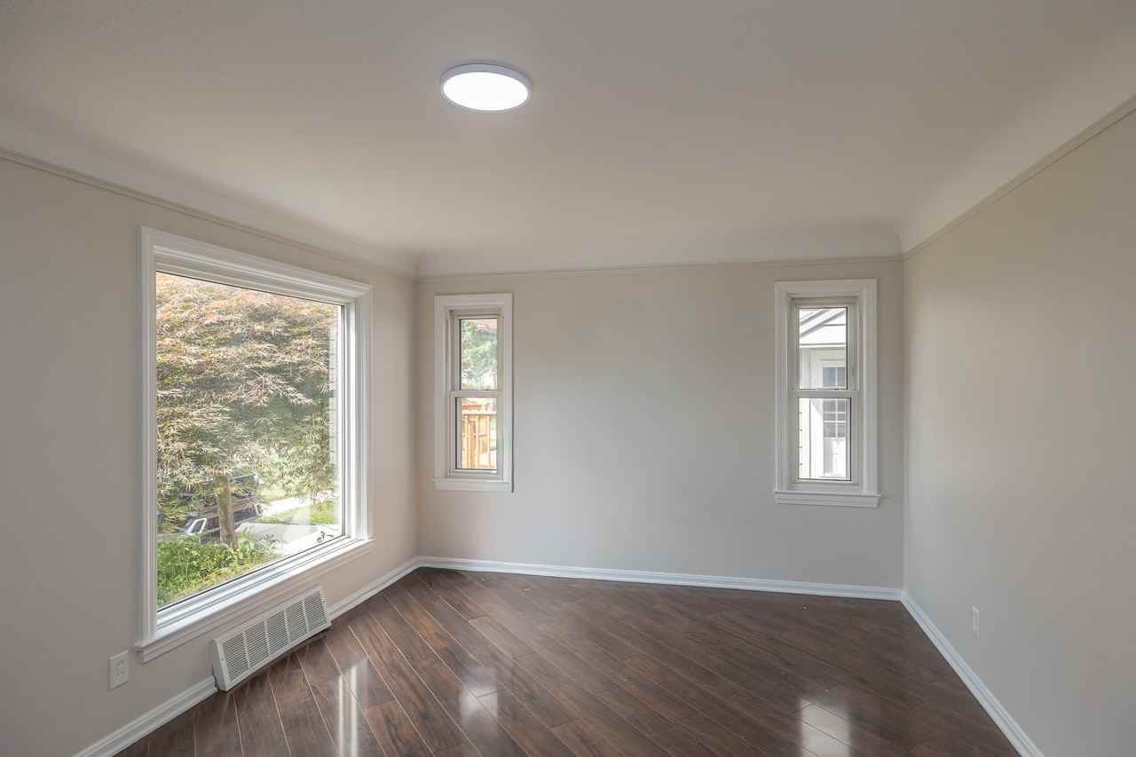 11005 Brunswick Ave - Photo 4 of 26