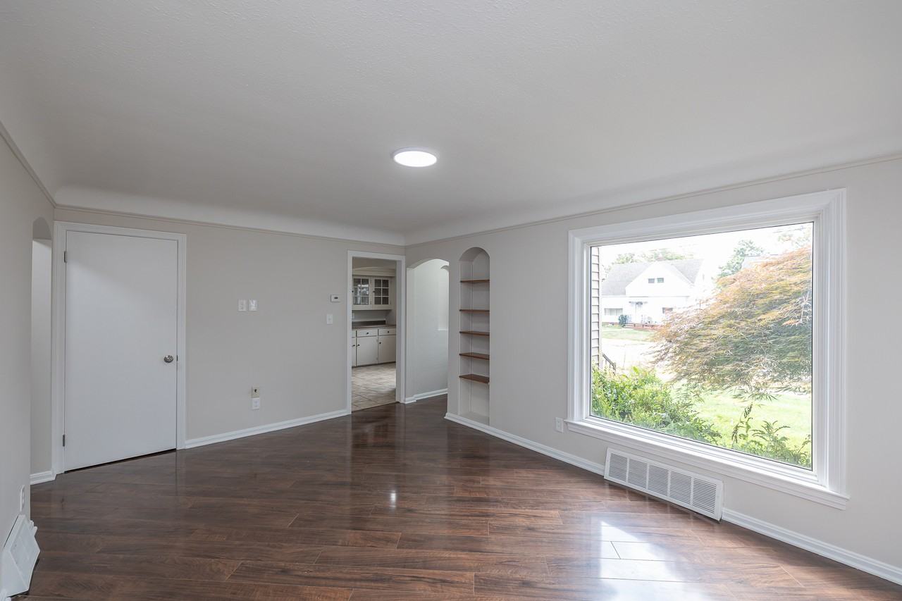 11005 Brunswick Ave - Photo 5 of 26