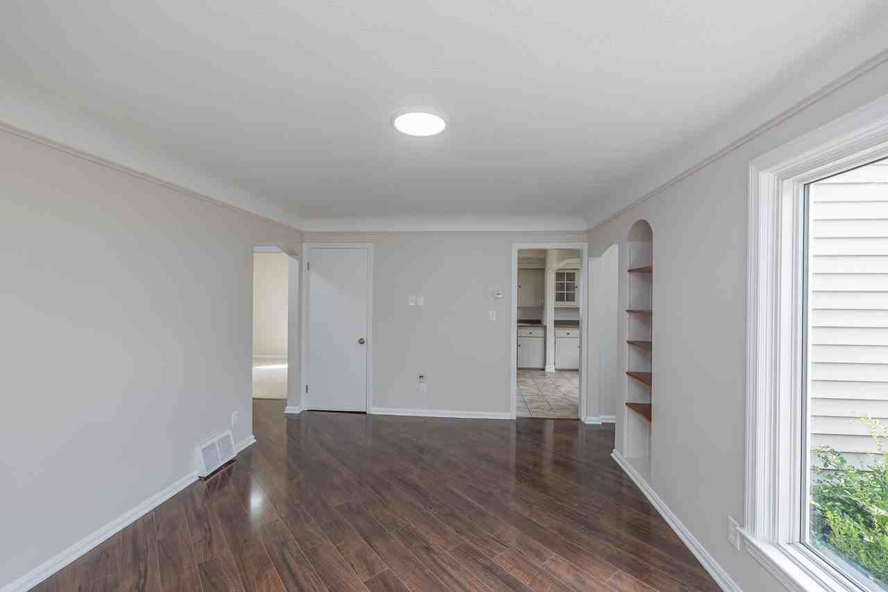 11005 Brunswick Ave - Photo 6 of 26