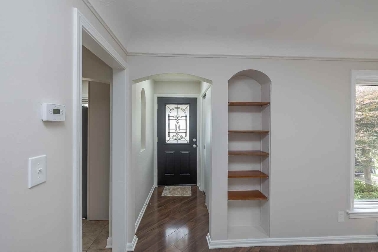 11005 Brunswick Ave - Photo 7 of 26