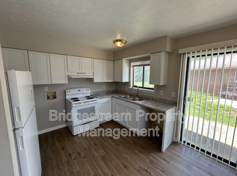 4564 Waynedale Cir - Photo 2 of 5