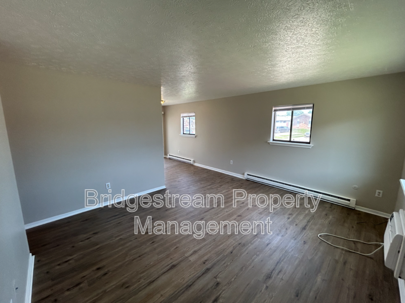 4564 Waynedale Cir - Photo 3 of 5