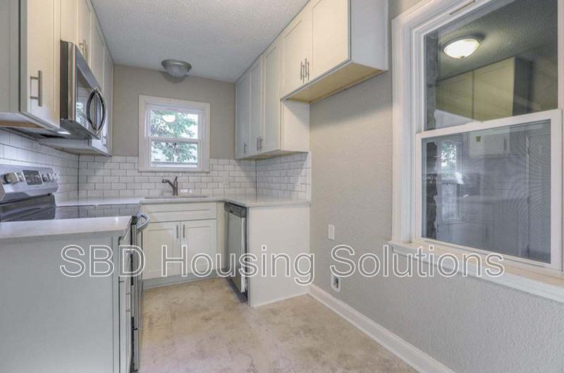 1007 S Noland Rd - Photo 2 of 10
