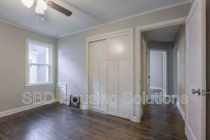 1007 S Noland Rd - Photo 3 of 10