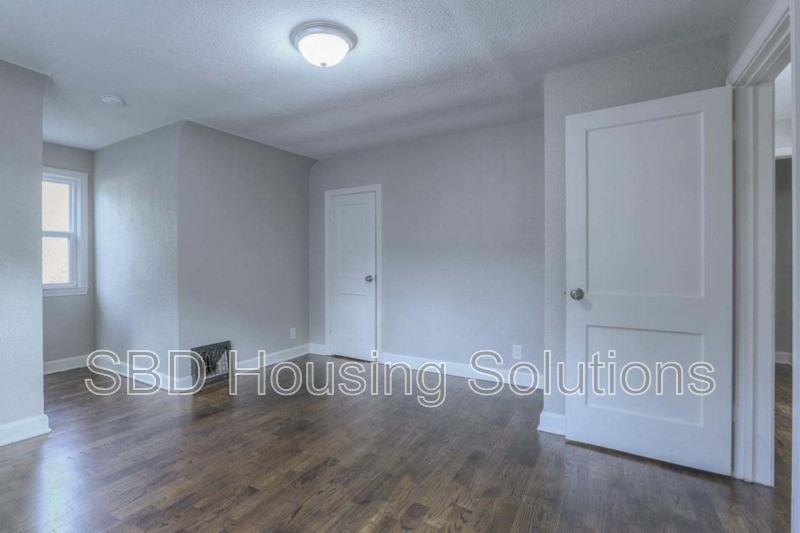 1007 S Noland Rd - Photo 5 of 10