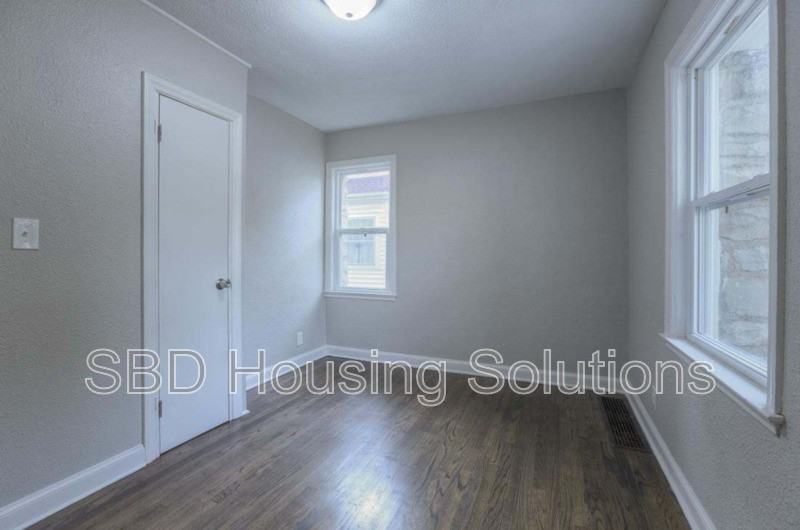 1007 S Noland Rd - Photo 6 of 10