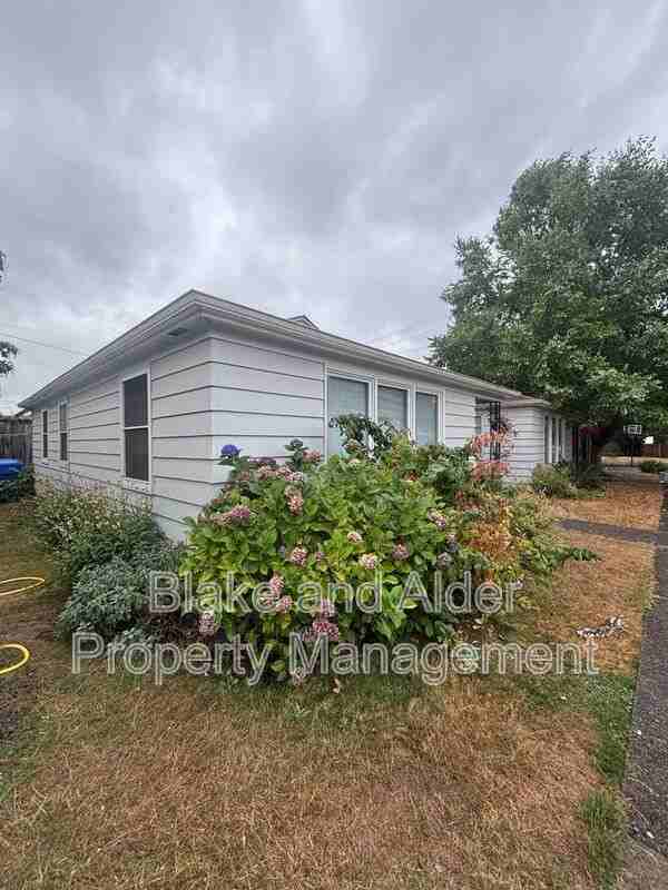 650 Breys Ave Ne - Photo 2 of 18