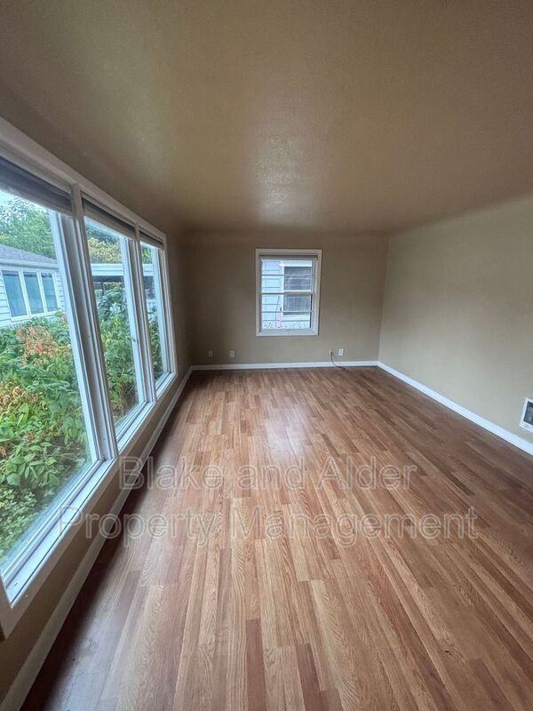 650 Breys Ave Ne - Photo 4 of 18