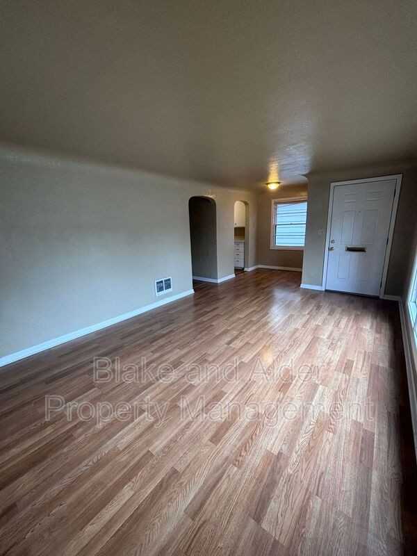 650 Breys Ave Ne - Photo 5 of 18