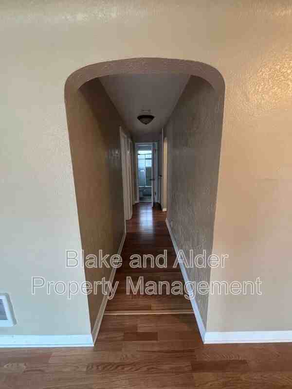650 Breys Ave Ne - Photo 6 of 18