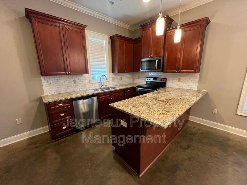 114 Hargrave Dr - Photo 3 of 20