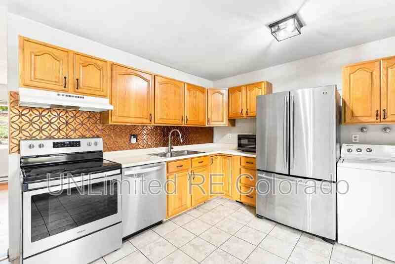 1172 Glen St - Photo 5 of 17