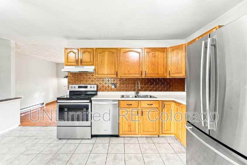 1172 Glen St - Photo 6 of 17