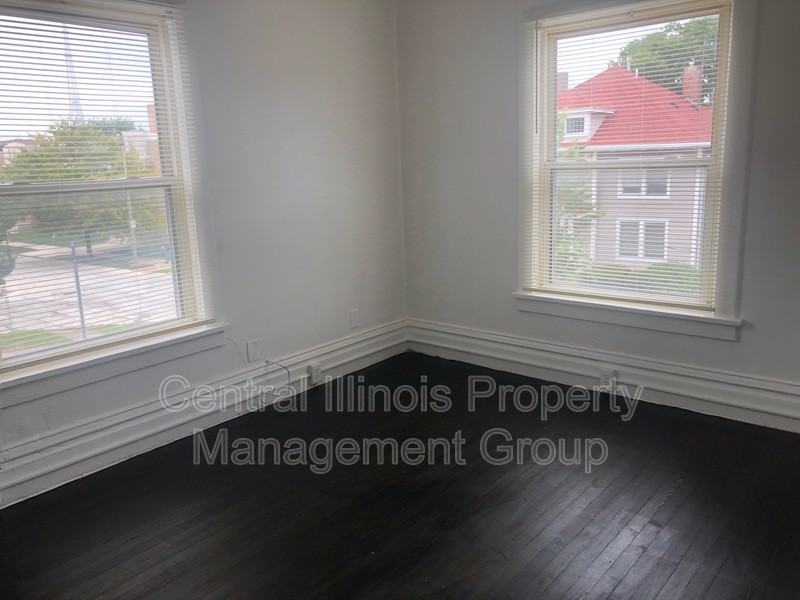 403 E Monroe St #2 - Photo 4 of 15