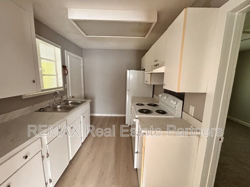 201 Rosewood Dr - Photo 2 of 12