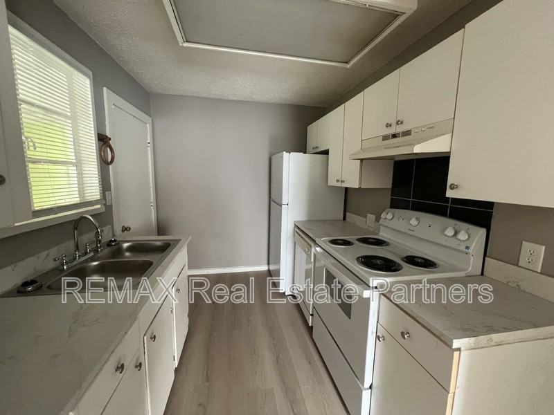 201 Rosewood Dr - Photo 3 of 12