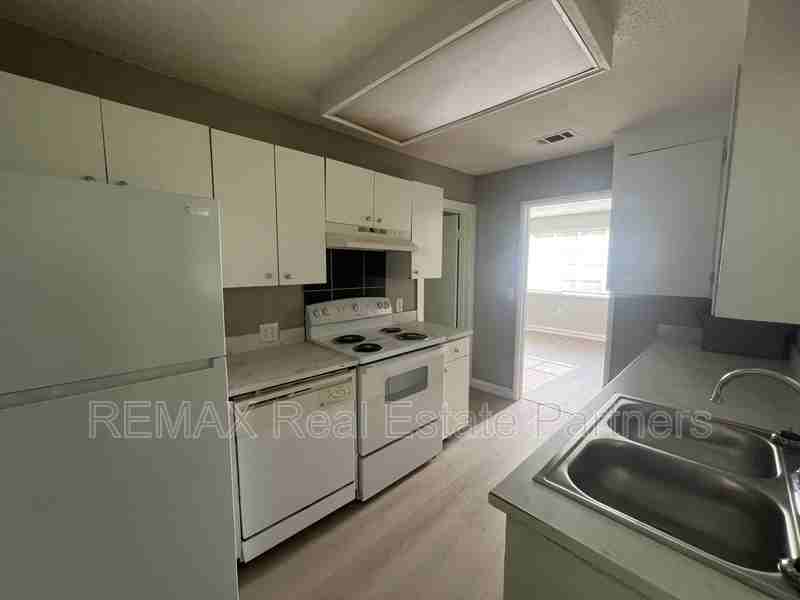 201 Rosewood Dr - Photo 4 of 12