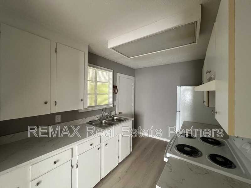 201 Rosewood Dr - Photo 5 of 12