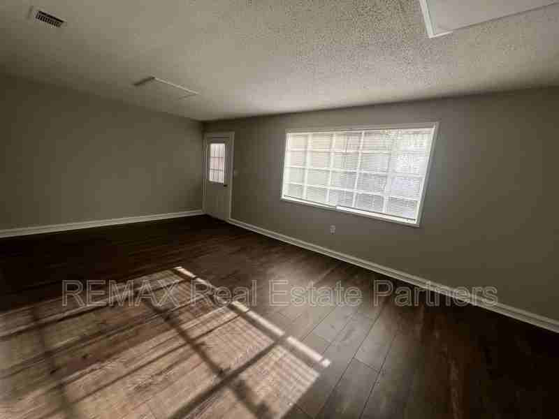 201 Rosewood Dr - Photo 6 of 12