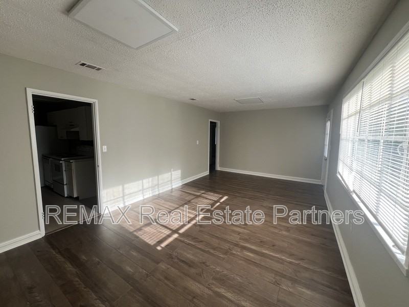 201 Rosewood Dr - Photo 7 of 12