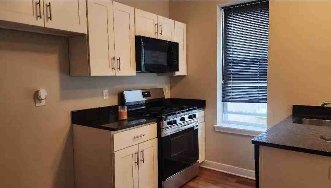 110 N Stockton St #B - Photo 2 of 5