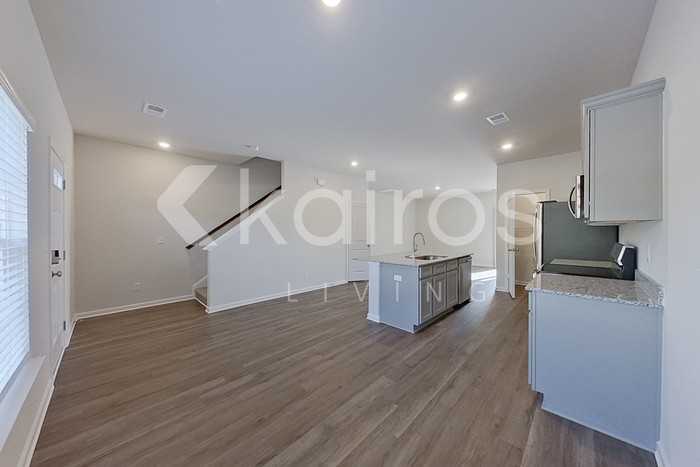 2469 Banyon Cir - Photo 5 of 24