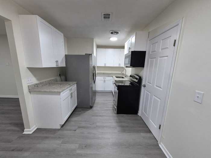 5508 Silverdale Ave - Photo 4 of 13